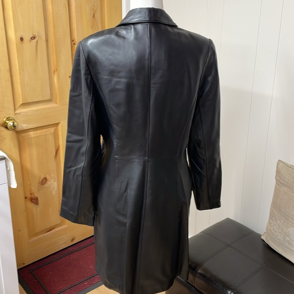 Danier genuine leather woman’s coat. - Picture 4 of 12